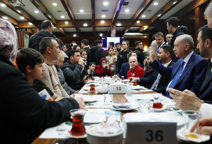 Cumhurbaşkanı Erdoğan geceyi dışarıda geçiren vatandaşlarla sohbet etti - Resim : 1