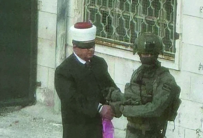 İsrail'den yeni bir skandal! Eski bakanı g&ouml;zlerini bağlayıp g&ouml;t&uuml;rd&uuml;ler - Resim : 1