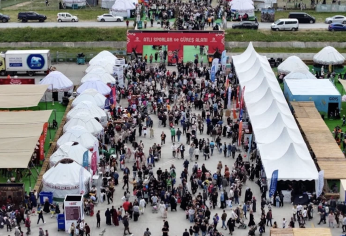 Etnospor Festivali&rsquo;nde &uuml;&ccedil;&uuml;nc&uuml; g&uuml;n coşkusu! K&ouml;kb&ouml;r&uuml; ve atlı cirit g&ouml;sterileri nefes kesti - Resim : 2