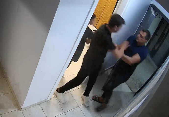 Polis merkezinde kayınbirader dayağı! Çocuğunun gözü önünde defalarca yumrukladı: O anlar kamerada - Resim : 3