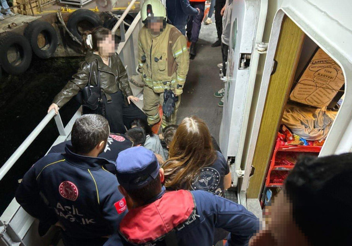 Beşiktaş - Üsküdar motoru, kargo gemisi ile çarpıştı: Korku dolu anlar kamerada - Resim : 2