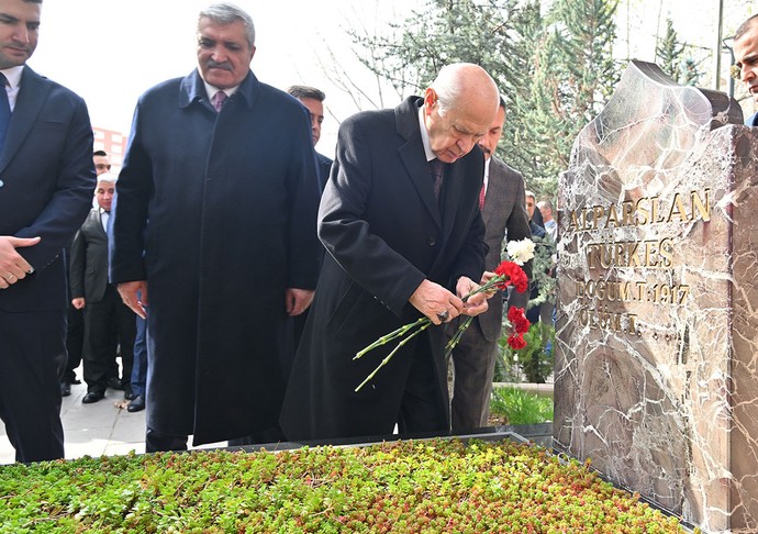 Bahçeli'den Alparslan Türkeş'in kabrine ziyaret - Resim : 1