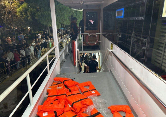 Beşiktaş - Üsküdar motoru, kargo gemisi ile çarpıştı: Korku dolu anlar kamerada - Resim : 4