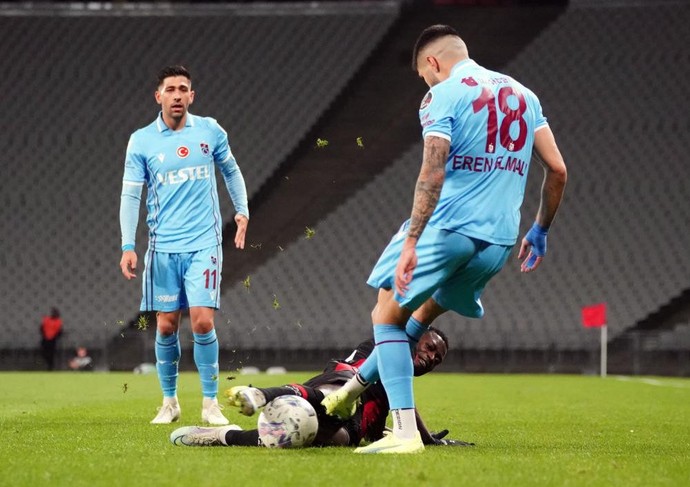 5 gol, 2 kırmızı kart! Fatih Karagümrük, Trabzonspor’u farklı geçti - Resim : 1