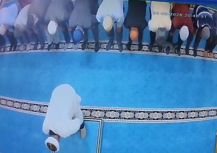 Namaz kılarken önüne gelen kediye tekme attı! Kedi uçtu, imamın kafasına düştü! O şahıs gözaltına alındı - Resim : 1