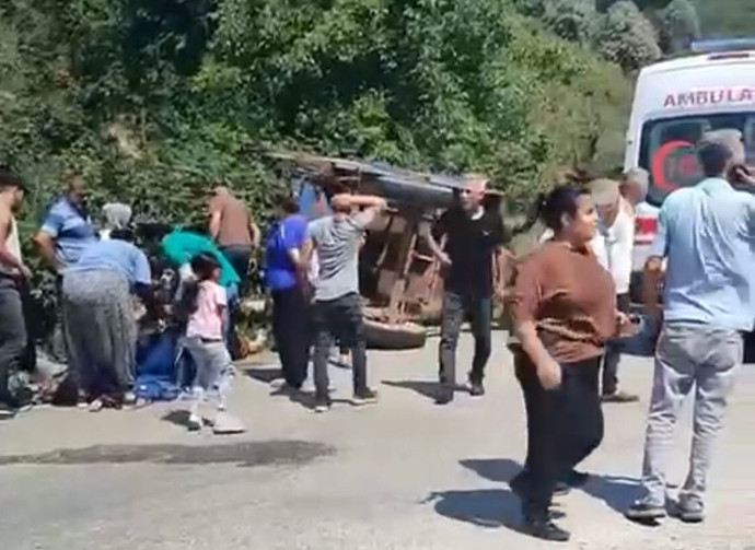 Fındık işçilerinin taşındığı römork devrildi: Çok sayıda yaralı var - Resim : 1