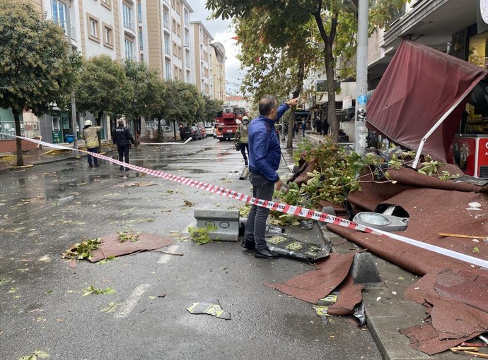 Küçükçekmece'de fırtınada bir binanın çatısı uçtu! Çatının parçaları bakkala giden adamın kafasına çarptı! - Resim : 1