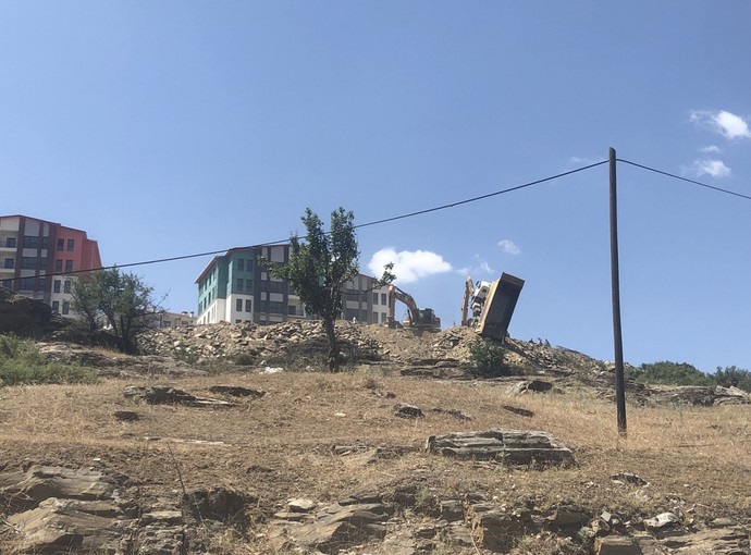 Hafriyat kamyonu havada asılı kaldı! Şoför aşağı atladı! - Resim : 3