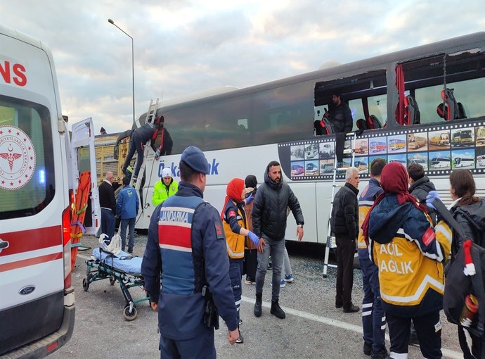 Konya'da feci kaza: Yolcu otobüsü, park halindeki kamyona çarptı! 2 ölü, 24 yaralı - Resim : 3