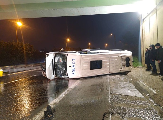 Ümraniye'de servis minibüsü devrildi! 7 yaralı - Resim : 2