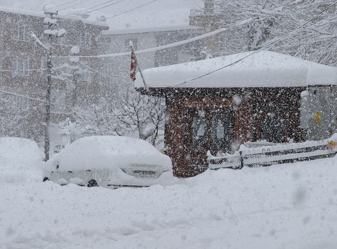 Bartın'da 3 gün boyunca kar yağışı etkili oldu. Kent merkezinde kar kalınlığı 70 santimetreye ulaştı - Resim : 1