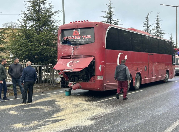 Uşak'ta işçi taşıyan midibüs, servis otobüsüne çarptı; 20 yaralı - Resim : 1