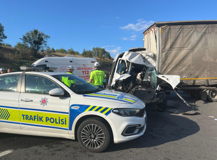 Ankara'da feci kaza! Servis minibüsü ile kamyon çarpıştı: Ölü ve yaralılar var - Resim : 1