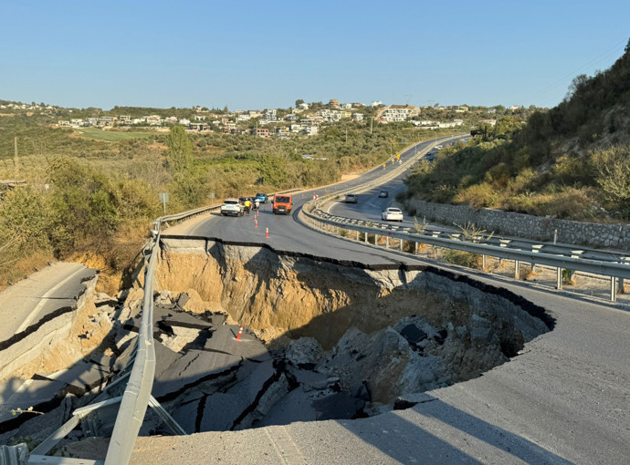 Kara yolu bir anda çöktü! Söke-Kuşadası yolu ulaşıma kapatıldı - Resim : 1