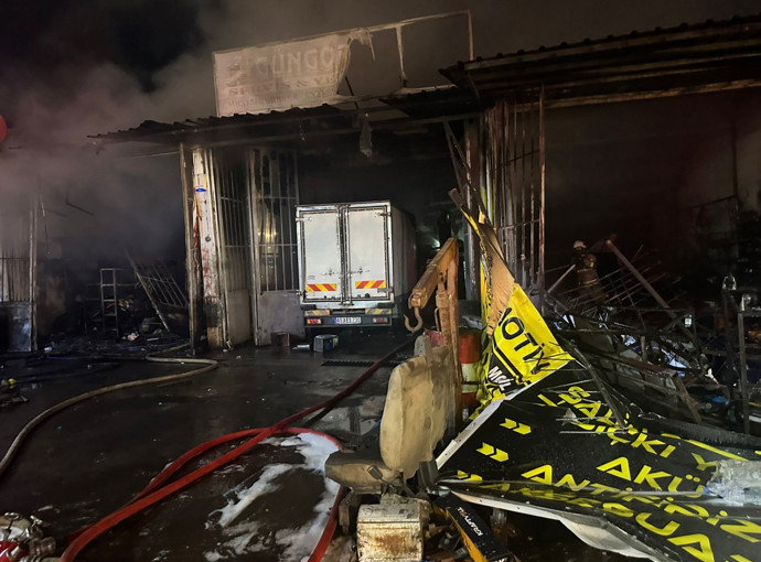 İzmir'de Sanayi sitesinde yangın: 3 iş yeri kül oldu - Resim : 2