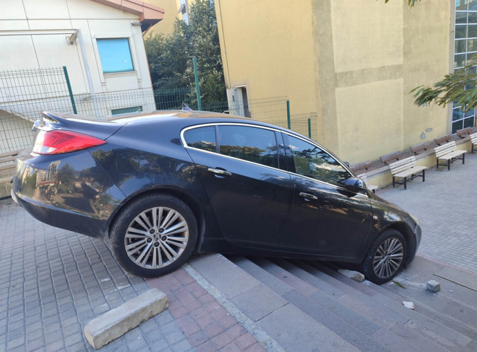 Hastane önünde şaşkına çeviren kaza! Araç merdivenlerde asılı kaldı - Resim : 1