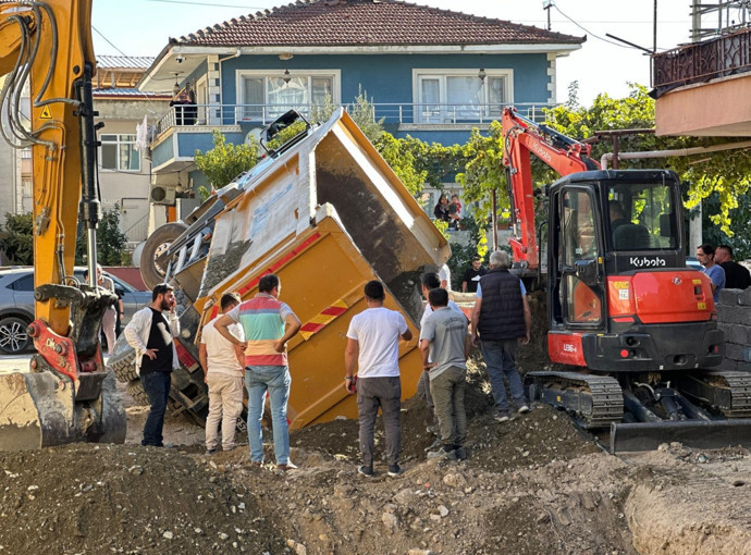 Bursa’da Zemin çöktü! Kum yüklü kamyon foseptiğe düştü - Resim : 1