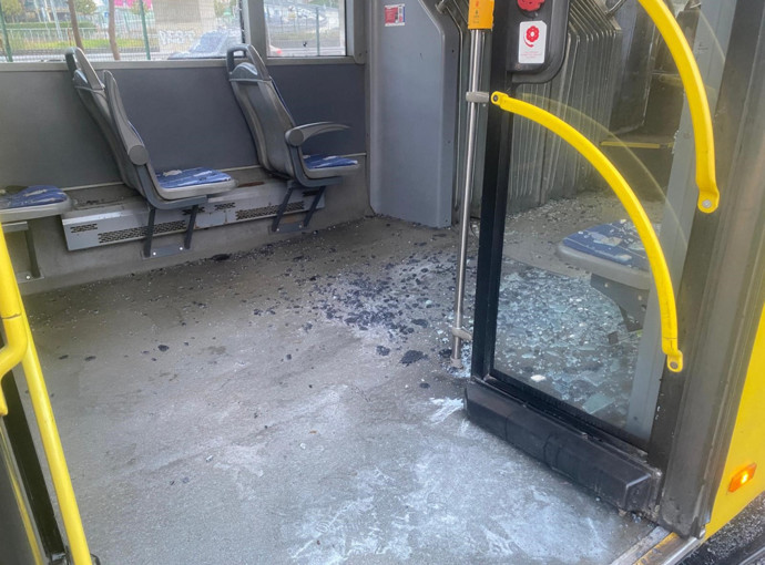 Kadıköy'de alkollü İETT şoförü bariyerlere saplandı: 2 yaralı - Resim : 1