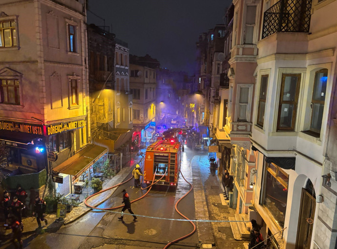 Beyoğlu’nda 4 katlı binada korkutan yangın - Resim : 2