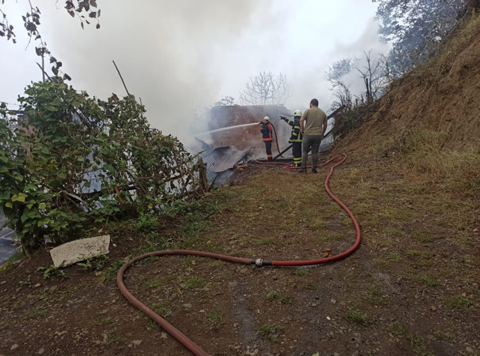 Artvin'de yangın felaketi! 4 ev küle döndü: O anlar kamerada - Resim : 1