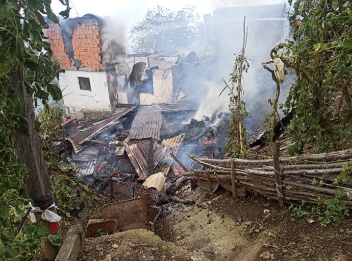 Artvin'de yangın felaketi! 4 ev küle döndü: O anlar kamerada - Resim : 2