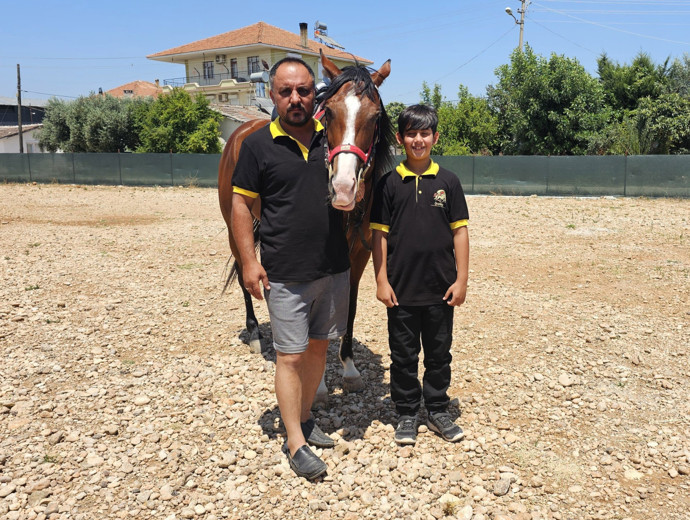At üstünde okula gelip, karnesini aldı - Resim : 2