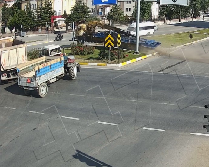 Freni boşalan vinç dehşet saçtı! Otomobil ve yayalara çarptı: 2 ölü, 1 yaralı - Resim : 2