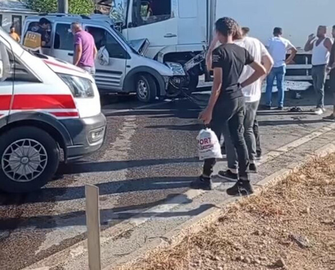 İzmir'de korkunç kaza! Karşı şeride geçen araç TIR'la kafa kafaya çarpıştı: Sürücü feci şekilde can verdi - Resim : 1