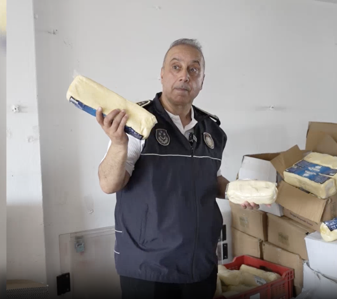 Soframıza gelen 6 bin litre pekmez ve tonlarca peynir... Kapıyı kilitleyip saklandılar ama dron kaçırmadı! Dükkandan çıkanlar mide bulandırdı - Resim : 2