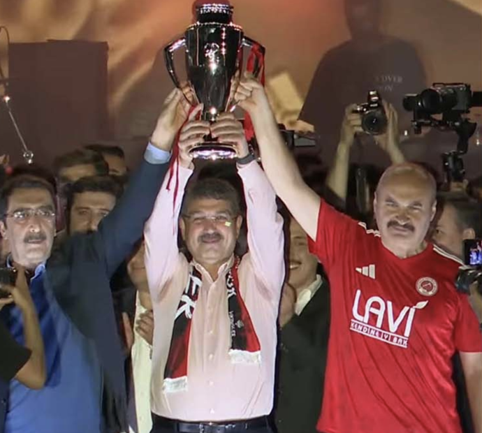 Batman tek yürek oldu! Batman Petrolspor’da 24 yıllık hasret sona erdi! Petrolspor kupayı taraftarıyla kaldırdı - Resim : 1