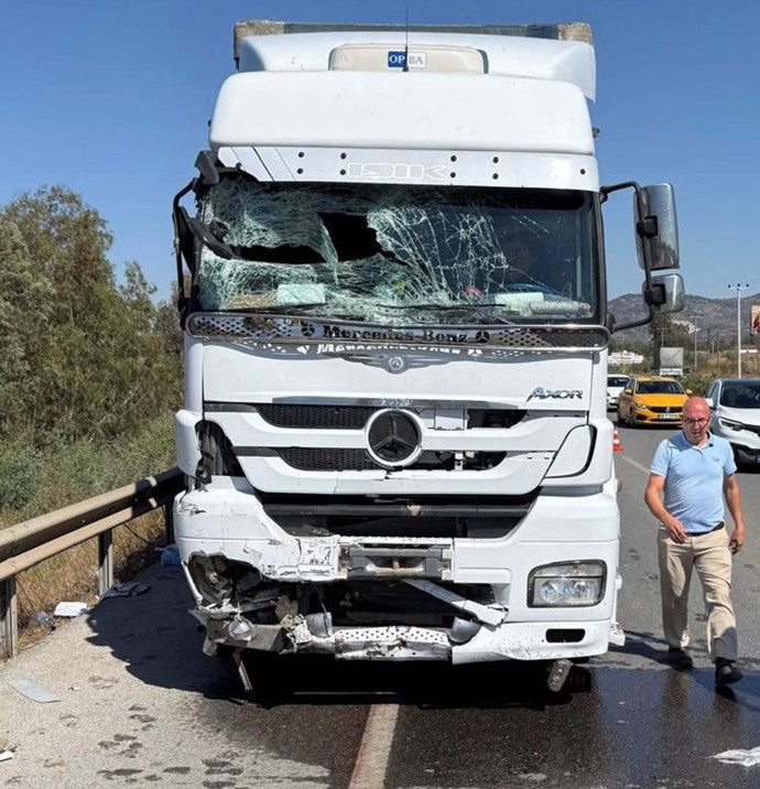 Muğla'da feci kaza! Minibüs ile çekici çarpıştı... Ölü ve yaralılar var - Resim : 1