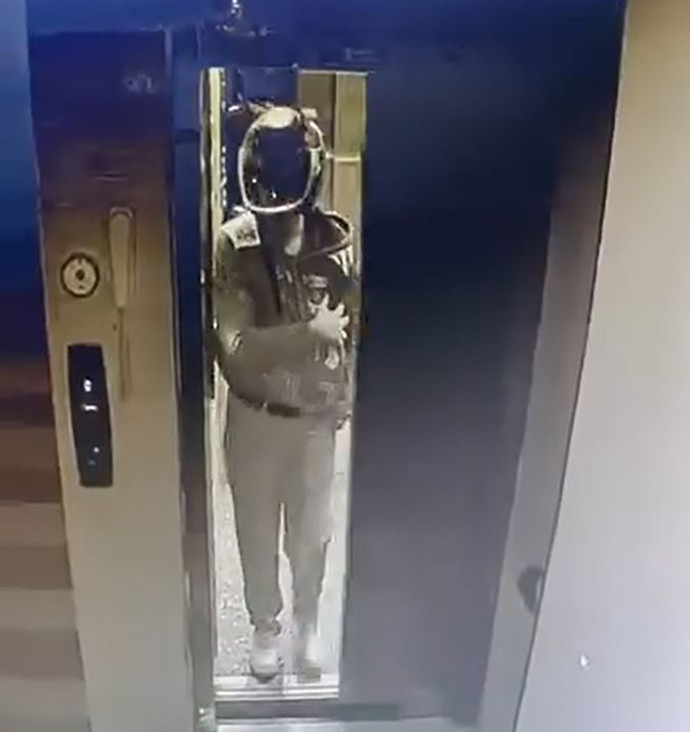 Adana’da pes dedirten rezalet! Asansöre tuvaletini yaptı, damdaki kuşları çaldı! - Resim : 2