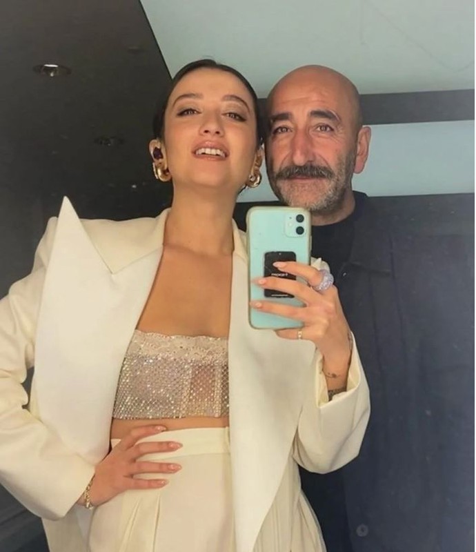 Eşiyle aralarındaki yaş farkı gündem olmuştu! Melike Şahin'den sahnede ilan-ı aşk - Resim: 2
