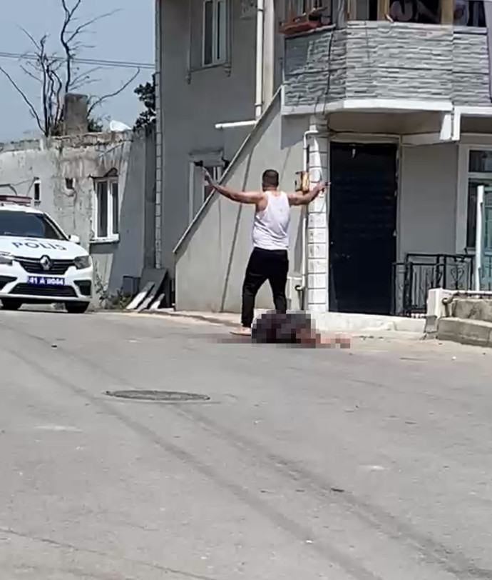 Bunun adı vahşet! 5 çocuk annesini katletti! 15 bıçak darbesi yetmedi: Çocuğumla göz göze gelince durdum - Resim : 1