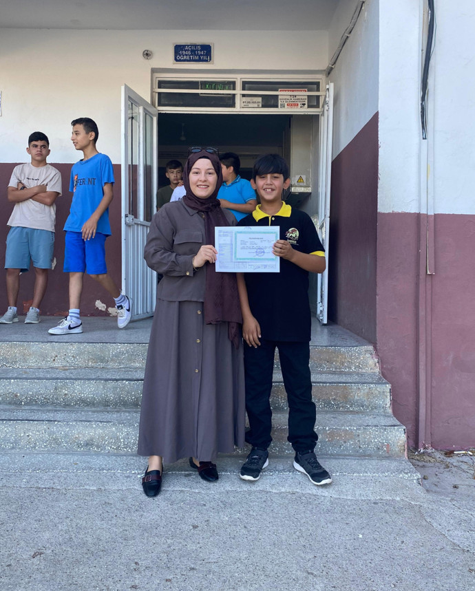 At üstünde okula gelip, karnesini aldı - Resim : 4