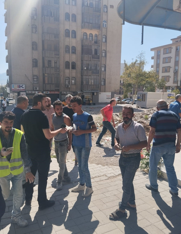 İnşaattan atılan molozlar çocukların üzerine düştü: Yaralılar var - Resim : 2