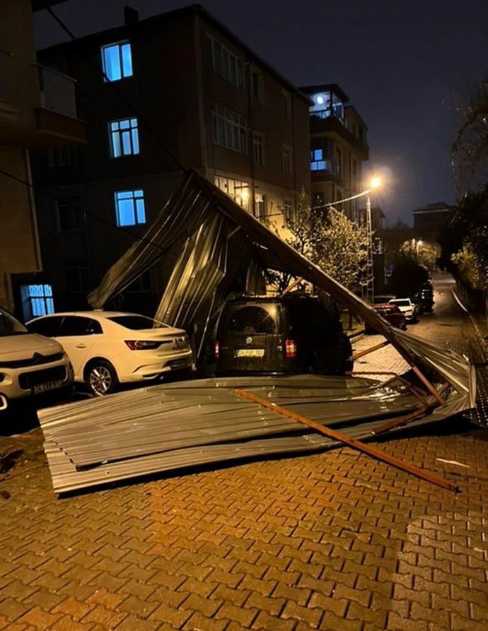 Fırtına İstanbul’u vurdu! Şehir alarma geçti: Çatılar uçtu, ağaçlar devrildi - Resim : 3