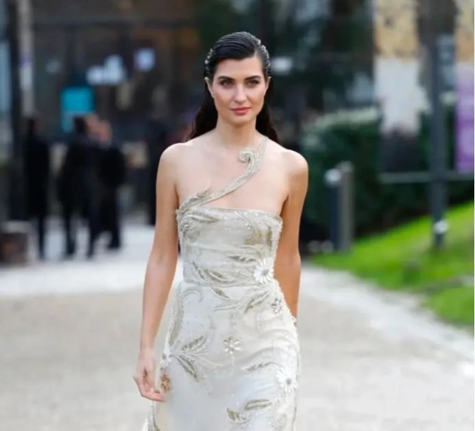 Tuba Büyüküstün Paris'i kasıp kavurdu! Moda haftasına güzelliğiyle damga vurdu, mankenleri geride bıraktı - Resim: 4