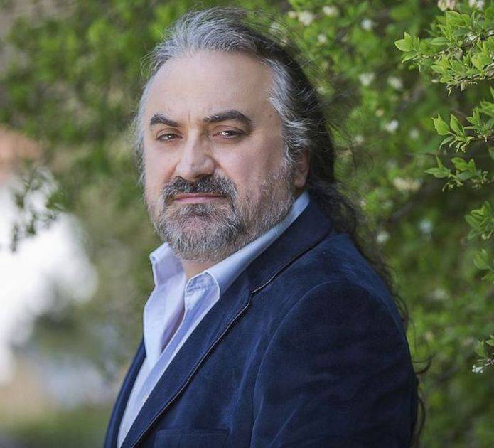 Volkan Konak'ın Derin sesiyle büyüledi! Babasının izinden gidiyor - Resim : 1