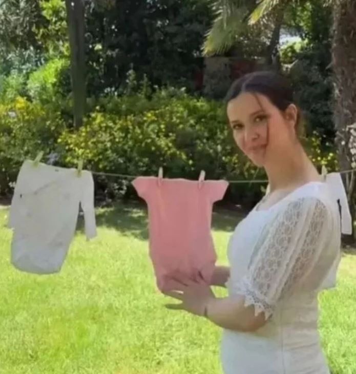 Anne olmak için gün sayan İrem Helvacıoğlu'ndan aşk dolu poz! Karnı burnunda mutluluğunu paylaştı - Resim: 3
