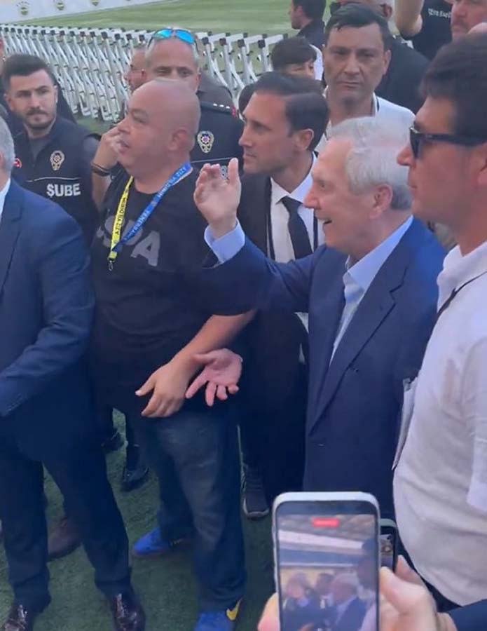 Tezahüratlar sonrası harekete geçti! Aziz Yıldırım, Hakan Safi destekçilerinin olduğu tribüne gitti! “Ben buradayım” - Resim : 2