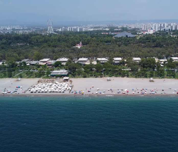 Antalya’da yüzde 81’e ulaşan nem ve 34 derece sıcaklık vatandaşları sahillere yönlendirdi - Resim: 4