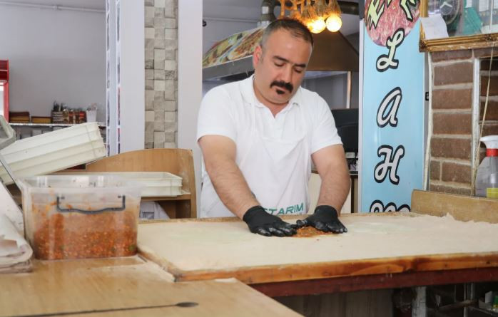50 TL'ye satılan lahmacun gündem olmuştu! Ünlü şef tv100 yayınında tartışmaya nokta koydu: İlçe ilçe, köy köy geziyorum... - Resim : 1