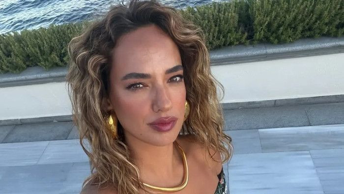 Seda Bakan 41 yaşına girdi! Derin yırtma&ccedil;lı eteğiyle poz verdi - Resim: 2