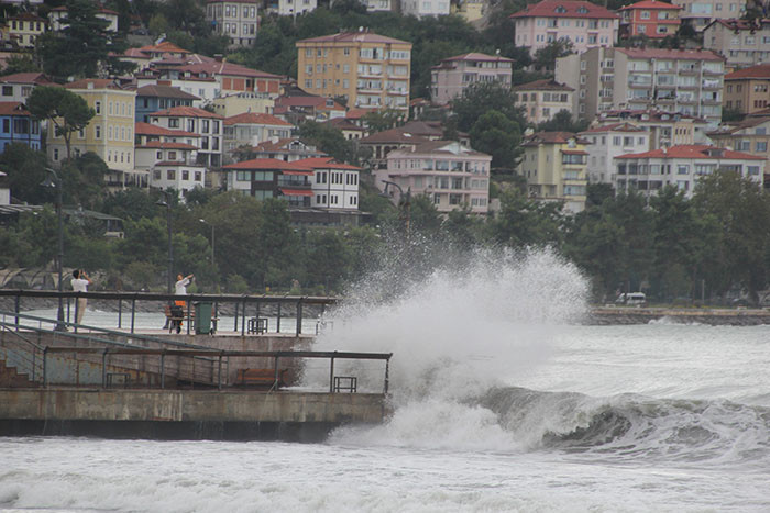 Karadeniz'de dalgalar metrelerce yükseldi - Resim : 1