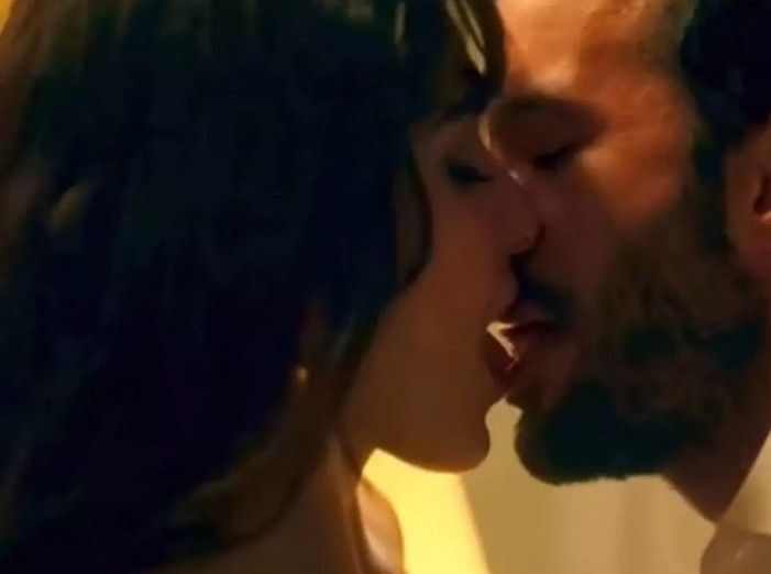 Hande Erçel ve Barış Arduç'un o sahnelerine tepki yağdı: "Bu kadarı çok fazla" - Resim: 4