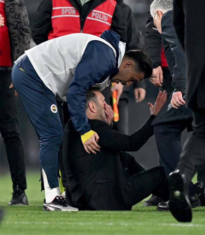 Dünya konuştu, sosyal medyada gündem oldu! Mourinho’nun Okan Buruk’un burnunu sıkması ses getirdi! “Çılgın bir an, kontrolünü kaybetti” - Resim: 12