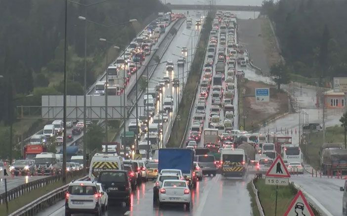 İstanbul çıkışında 65 yaş trafiği! Yollar kilit - Resim: 1