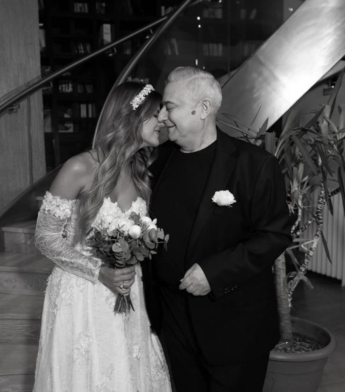 Mehmet Ali Erbil 6'ncı kez nikah masasına oturdu! Kendisinden 42 yaş küçük Gülseren Ceylan ile evlendi! İşte düğünden ilk kareler - Resim: 1