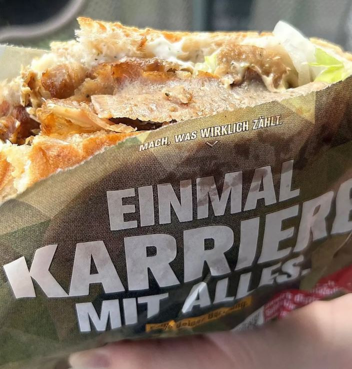 Alman ordusu gençlere ulaşmak için döner paketlerini seçti! Sloganları "Her şey dahil": - Resim : 1